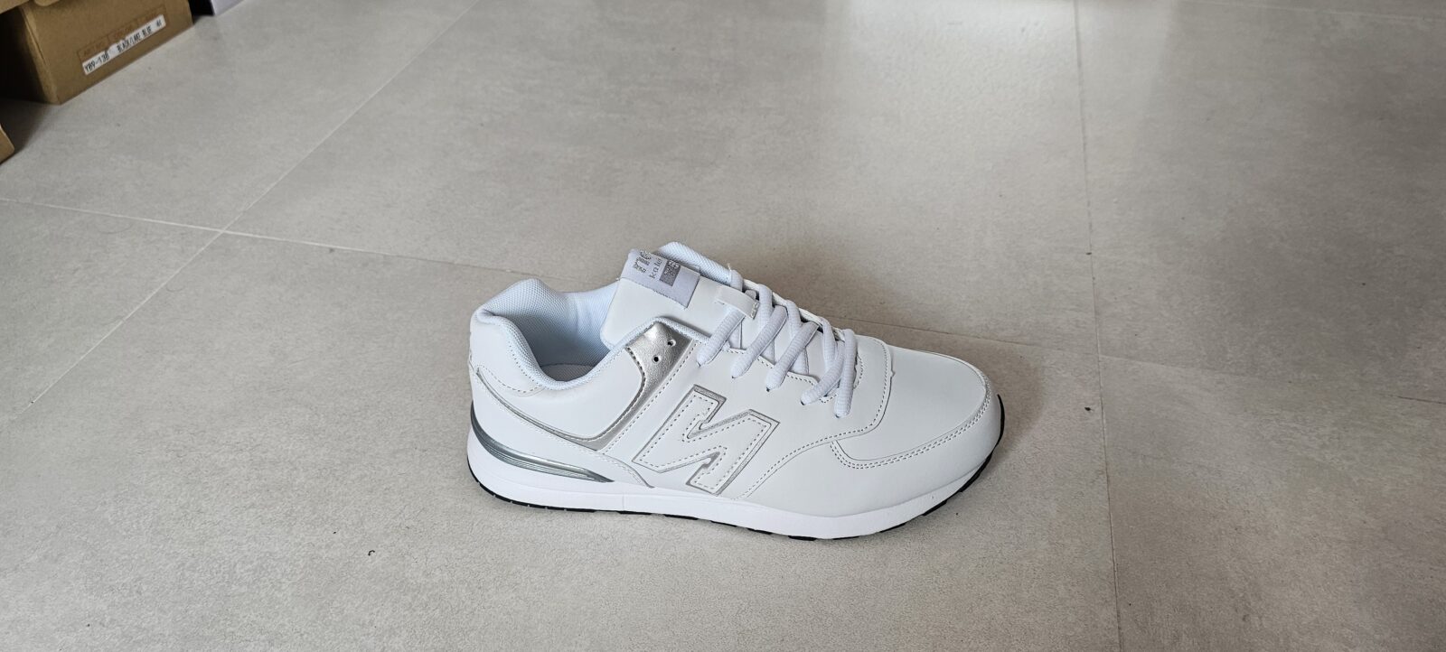 białe buty sportowe